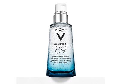 Minéral 89. Sin perfumes, ni colorante, ni siliconas, ni parabenos, ni alcohol, tiene una textura en gel que la hace muy ligera, fresca, transparente, fácil de esparcir, de muy rápida absorción y con un acabado no pegajoso. $690, Vichy