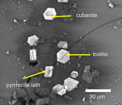 Minerales extraterrestres en el vaso. (Schultz et al., Geología, 2021)