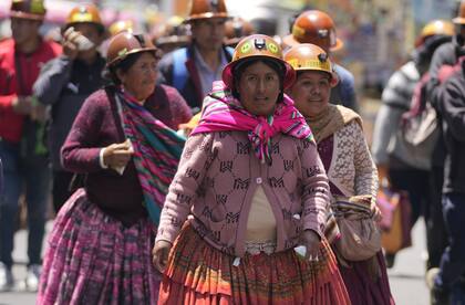 Mineros de oro marchan para protestar por que el gobierno abra áreas protegidas a la minería, entre otras demandas, en La Paz, Bolivia, el lunes 6 de noviembre de 2023.