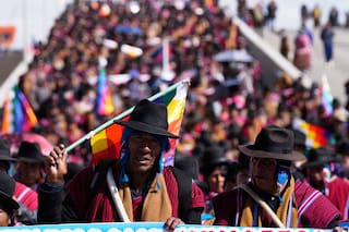 Mineros se enfrentan con la policía durante una manifestación en la capital boliviana