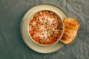 Minestrone con pan de masa madre