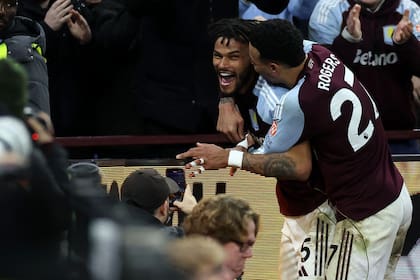 Mings, protagonista en el gol en contra de Brighton, recibe el abrazo de Rogers