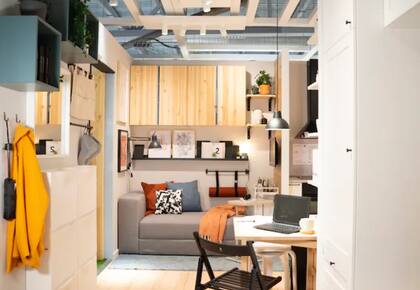 Mini colgadores en la entrada permiten colgar abrigos y otros objetos al llegar a casa.