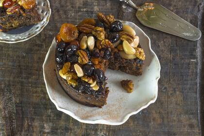 Mini tarta de manzana con frutos y nueces.