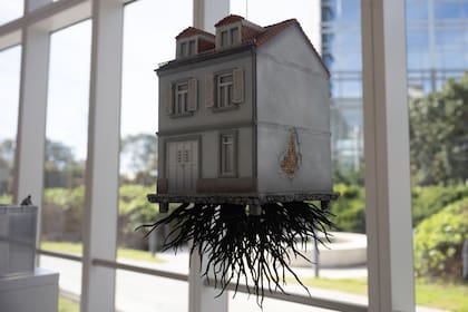 Miniatura de Pulled by the Roots, 2015
ZKM, Market Place Karlsruhe, Germany
