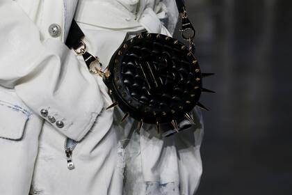 Minibag redonda con tachas, Balmain.