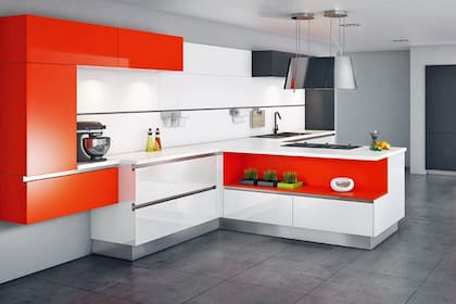 Minimalista y con toques de color. El naranja aporta calidez y personalidad en esta cocina de dimensiones generosas