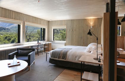 Minimalistas y de una discreta elegancia, las 20 habitaciones están decoradas a tono con el bosque que las rodea.