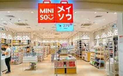 Miniso se posiciona como una cadena de lifestyle, con una propuesta que combina diseño, precios accesibles y una fuerte apuesta por la experiencia de compra