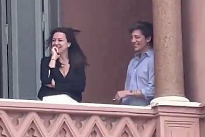 Ministra de Capital Humano Sandra Pettovello junto a Santiago Caputo en el balcon de la Casa Rosada