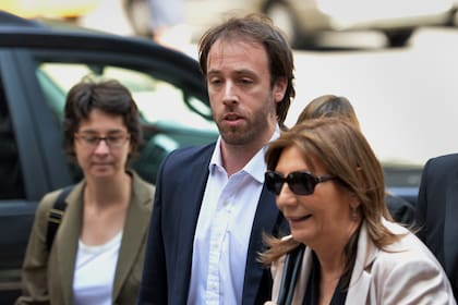 El secretario de Finanzas, Pablo López, y la procuradora del Tesoro, Angelina Abbona, acompañan al ministro Kicillof en las negociaciones