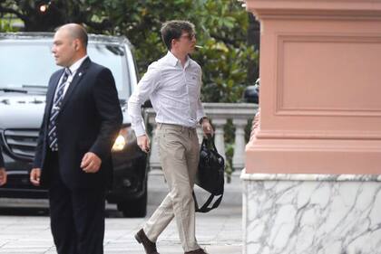 Llegada de ministros a casa de Gobierno para la reunión de Gabinete. Santiago Caputo