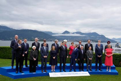 Ministros de finanzas y gobernadores de bancos centrales posan para la foto grupal en la reunión de ministros de finanzas del G7 en Stresa, en el norte de Italia, el viernes 24 de mayo de 2024. (