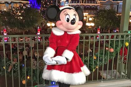 Minnie, caracterizada con los colores alegóricos