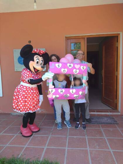 Minnie fue con un cuento para notificar la sentencia.