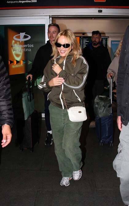 Minogue eligió para viajar un look súper cómodo que combinó con una bandolera de cuero y lentes de sol