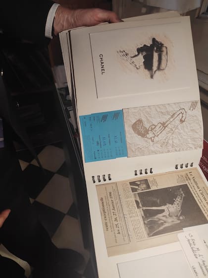 Minuciosamente guardadas, invitaciones y tarjetas de presentación que fue recibiendo a lo largo de su estadía en Europa
