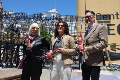 Minujín con Gabriela Ricardes, ministra de Cultura del Gobierno porteño, y Maximiliano Tomas, director del Recoleta, con los paquetes de spaghetti que se repartirán