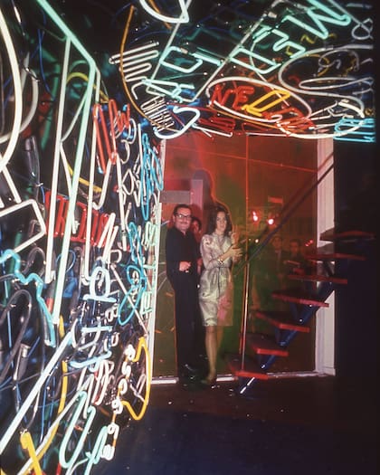 Minujín con Rubén Santantonín al presentar La Menesunda en 1965, en el Instituto Torcuato Di Tella