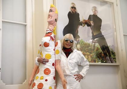 Minujín con uno de los inflables de El Batacazo y el registro de su performance con Andy Warhol