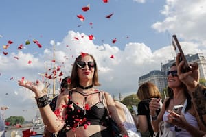 Marta Minujín cerró la Bienal de Performance con perfume y una lluvia de pétalos