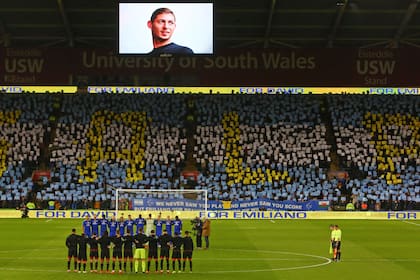 Minuto de silencio en homenaje a Emiliano Sala, en la tribuna formaron su nombre con papeles de colores.