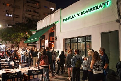 Minutos antes de la apertura para la cena