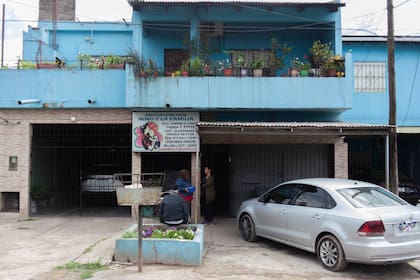 Minutos antes de las 12, el comedor de el barrio El Tala, en Quilmes, comienza a recibir a los vecinos que necesitan ayuda alimentaria