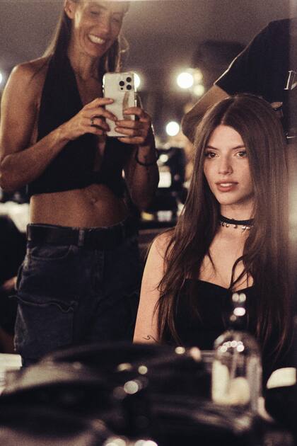 Minutos antes
de salir a la
pasarela,
India Arana es
retratada por
su madre, María
Susini, mientras
terminan de
maquillarla.