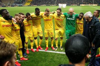 Minutos antes del partido, jugadores y cuerpo técnico rindieron homenaje a Sala