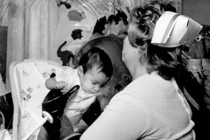 Minutos después de nacer, David Vetter fue instalado en una burbuja completamente aislada y estéril