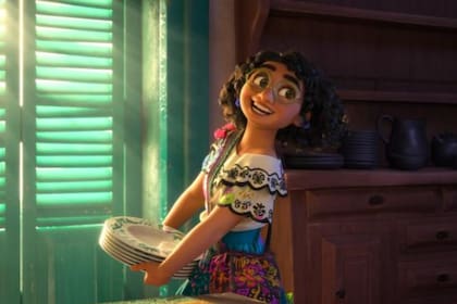 Mirabel es la protagonista de la cinta Encanto. Hace parte de la familia Madrigal, una familia con poderes mágicos, a excepción de ella