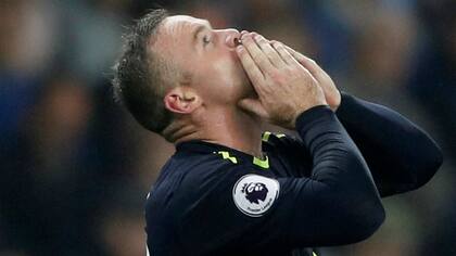 Mirada al cielo, Rooney dedica su gol