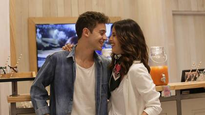 Miradas compinches. Los actores Ruggero Pasquarelli y Candela Molfese se mostraron muy cariñosos durante un evento en el shopping Unicenter