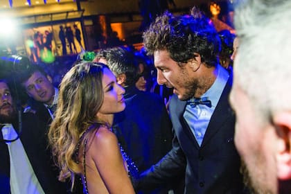 Miradas que lo dicen todo. Tras separarse de Benjamín Vicuña, el corazón de Pampita tiene nuevo dueño: mientras bailaba en la noche de Baron B, Pico la sorprendió tomándola por la espalda y ella no pudo ocultar su alegría al verlo.