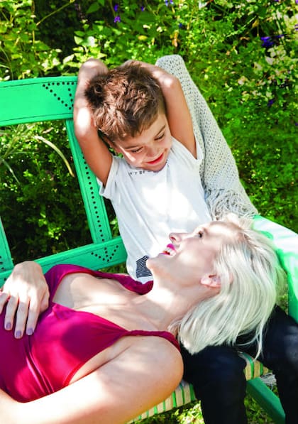 Miradas que matan (de amor). Madre e hijo disfrutan de una cálida tarde de otoño. Brenda espera su beba para los primeros días de agosto. “Teníamos muchas ganas de tener otro desde hace mucho tiempo, pero no encontrábamos el momento. La verdad es que estoy muy agradecida porque sin buscarlo nos lleg