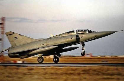 Mirage IIIDA I-002 aterrizando en Rio Gallegos, obsérvese el comienzo del despliegue del paracaídas de frenado.(foto:Santiago Cortelezzi
