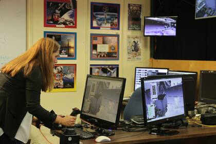 Miralles en su ambiente de trabajo; el software y los modelos 3D vienen siendo desarrollados desde 1992