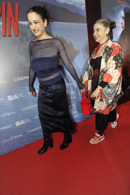 Miranda de la Serna, en una noche a pura emoción, junto a su mamá, la actriz Érica Rivas. La velada contó con la presencia de figuras de distintas generaciones, desde Rodrigo de la Serna y Érica Rivas, padres de Miranda, hasta Lali Espósito, quien tiene una participación en el film