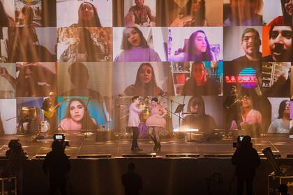 Miranda en el escenario y sus fans, conectados desde sus hogares, en la pantalla gigante.