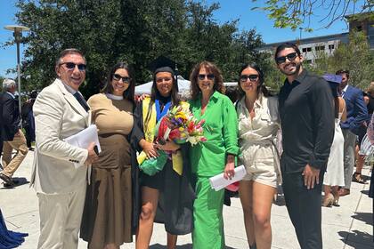 Miranda, junto a su familia.