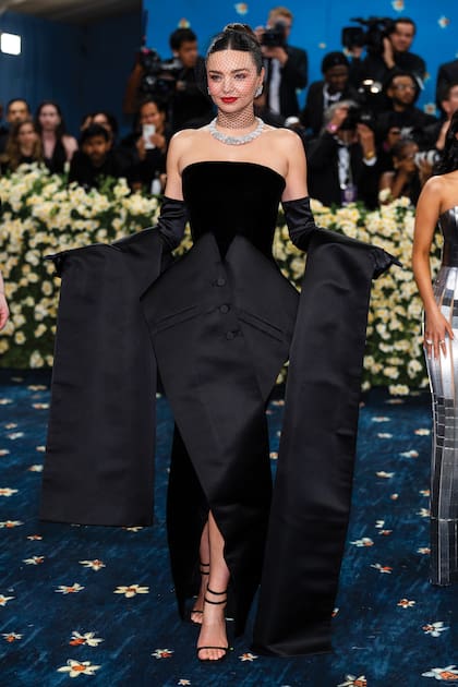 Miranda Kerr,
impresionante con vestido
strapless de terciopelo,
adorno frontal inspirado
en un chaleco masculino y
maxiestola, todo de Dior.
La modelo australiana
llevó un tocado con velo y
joyas de perlas y brillantes.