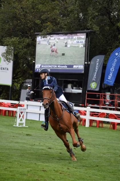 Miranda, la hija de Eleonora Wexler, una apasionada de los caballos (Foto: Captura de video)