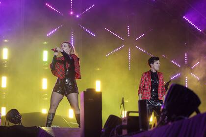 Miranda! llegó con sorpresas al Festival 200, invitó al rapero Dillom a cantar su último single.