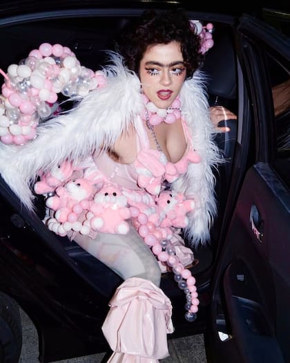 Miranda Lorenzo suele decorar sus conjuntos con peluches y objetos fuera de lo común