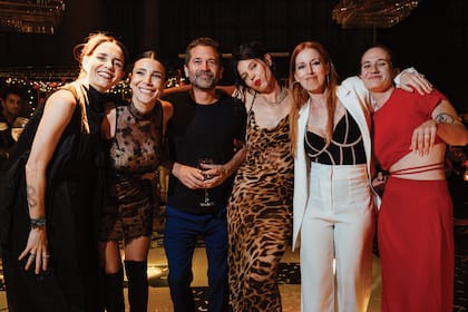 Miranda Pauls (hija de Cristian Pauls), Andrea Rincón, Nicolás Pauls y su novia Catalina Morano, Anabel Cherubito y Sofía Suaya, ex de Nicolás y mamá de Olivia y León.