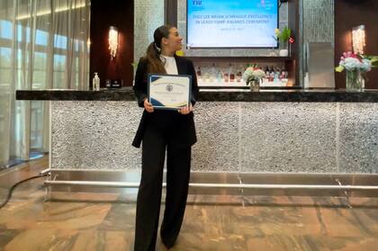 Miranda recibió el Lee Brian Scheager Excellence in Leadership Award 2022 y recientemente ha sido nombrada presidenta del Comité de Recaudación de Fondos de la Junta de la Red de Exalumnos de la Chaplin School of Hospitality & Tourism Management.