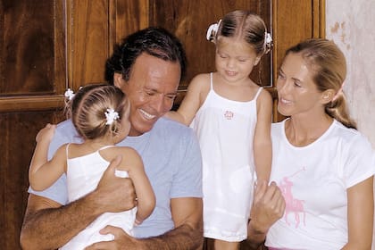 La pareja junto a sus hijas gemelas, Victoria y Cristina, en 2003