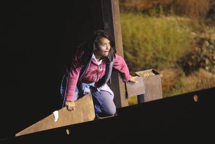Mirando al futuro. Una niña trepa una cerca en la frontera de Tijuana con San Diego, California