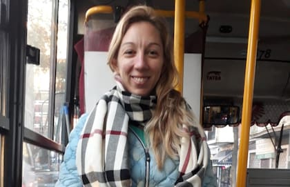 Mirando CVs en medio del viaje en colectivo.